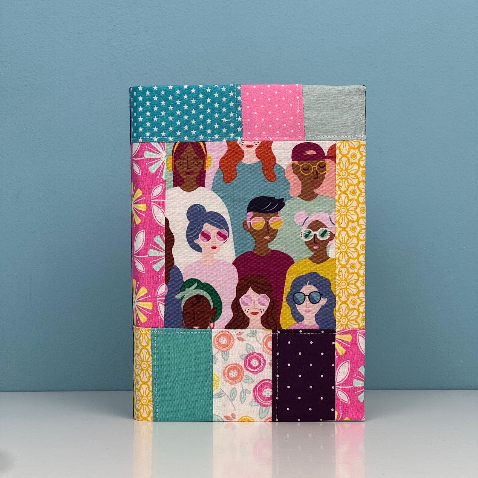 Tagebuch bunter Stoff mit vielene Menschen